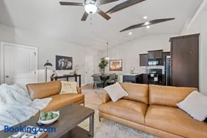Beautiful 3 bed 2 bath property with 2 car garage - Image 1