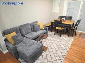 Nice 3 BDR 2 BATH near Airport, Train with plus WiFi and Parking - Image 2