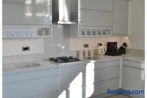 The Residence 3-Bed Apt Sleeps 6 with Parking - Image 3