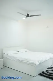 Hotel Captain's Paradise - Image 1