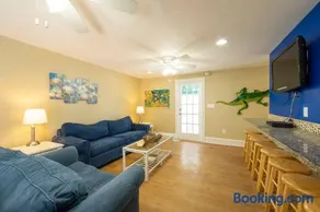 Just steps to Duval- Sleeps 10- Heated Pool House - Image 3