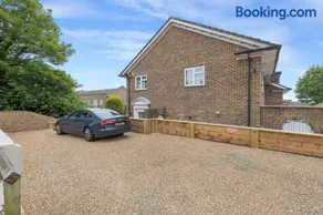 Quiet Mews House with PARKING and GARDEN close to centre and beach - Image 3