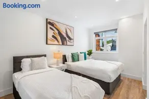Coulsdon Executive Penthouse 2 Bed with Balcony - Image 2