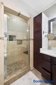Charming Cozy 2-Bedroom Retreat in South Windsor - Image 2
