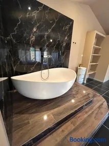 Chambre de charme indépendante Alba avec baignoire îlot - Domaine Astra, Grans - Image 3