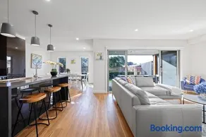Birchwood Villa Cowes, Pool & Tennis in complex - Image 2