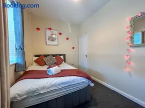 Sherry's 2 Bed Guest House - Image 3
