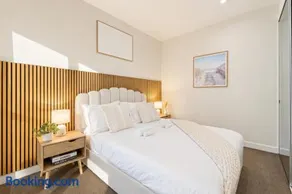 Wonderful Stay at CBD - Sky High City Views - Brand New Luxury Apartments - Image 3