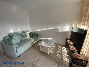 Cozy and central apartment with parking - Image 1