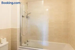 Quiet Three-Bedroom Home in Stewartby with Ensuite and Workspace - Image 3