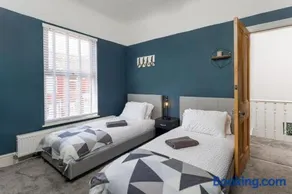 Crawford Avenue Retreat - Image 4