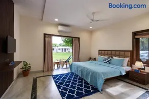 SaffronStays Euphoria Shores - 6BR villa with bar counter, pool & lawns 400m from Kihim Beach in Alibaug - Image 3