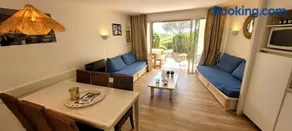 Bright apartment with garden and sea view - Image 3