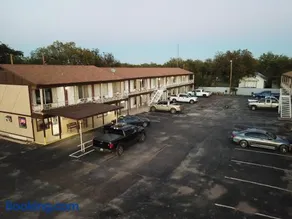 Executive Inn - Image 1