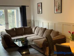 Contemporary apartment Great Location with private car park - Image 1