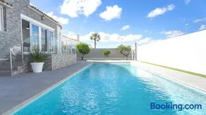 Modern Detached 4 Bed 3 Bath Villa with private pool close to all amenities - Image 1