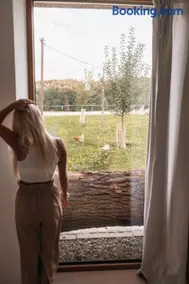 Individual room surrounded by nature - Image 4