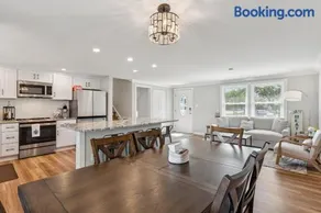 Renovated 3BR Near Sandy Point Beach - Image 2