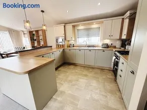 2 Lakeside, Luxury lodge with private garden & parking - Image 1