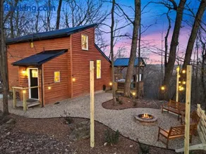 Hot tub, fireplace, fire pit, pool table, grill, EV, pets, HOA lake - Image 1