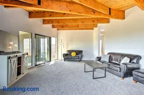 Spacious Royal Oaks Retreat w/ Deck & Views! - Image 4
