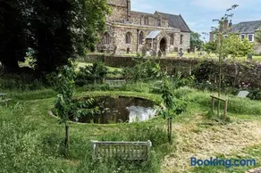 Charming Old Schoolroom - Image 3