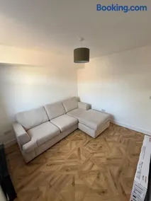 3 Bed House Contractors Welcome Free Parking WiFi - Image 2