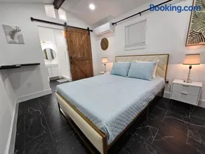 Comfy Tiny Home WP Large Private Deck Queen bed - Image 1