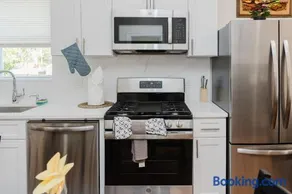 Large 3BR & 2BA Milton Apt w Free Parking, Balcony, TV, AC 141 - Image 3