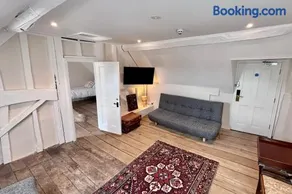 Gwynne House - Historic Riverside Rooms & Apartments in Hereford City Centre, Sleeps 1-16 - Image 4