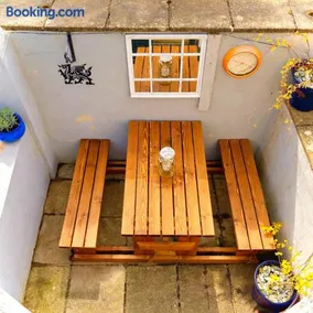 Charming 2 bedroom cottage in Brecon - families and pets welcome! - Image 1