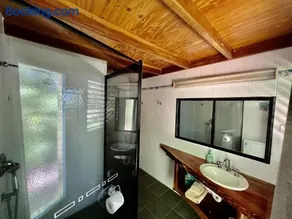 Tropical Cabin Retreat - Image 5