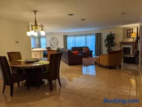 Spacious House in Fort Lauderdale - Minutes from Beach - Image 1