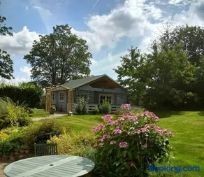 Cosy Log Cabin in Llanfoist village - Image 1