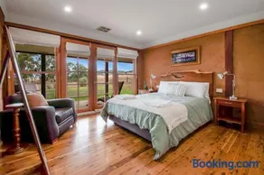 Little Bunda Cottage - Charming Mudbrick Stay - Image 2