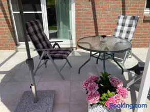 moderne 2-Zimmer-Wohnung mit überdachter Terrasse - Image 1