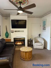 Low Tide Lounge - Image 2