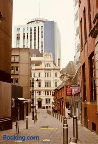 Centrally Located 3 Bed Apartment - Image 5