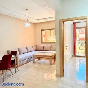2BR Apt with Pool View in City Center - Image 2
