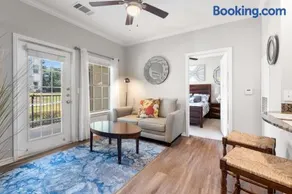 Cozy 1BR Retreat PEC 2104 - Image 2