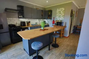 PINE COTTAGE Self catering fully equipped 2 bedroom, Queen bed 3 singles 65sqm cosy private cottage - Image 1