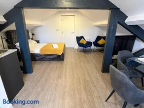 Loft studio apartment, BL, Town Centre, Secure gated parking option, Modern, fresh and spacious living, Netflix ready TV, Wifi - Image 3