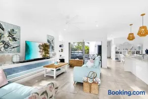 Luxury Living with Heated Pool in Birtinya - Image 2