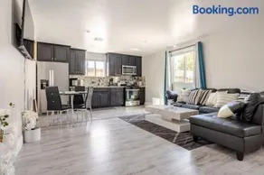 Modern 3 Bedroom Home Near SoFi Stadium LAX and Downtown LA Comfortable Stay Sleeps 6 - Image 5