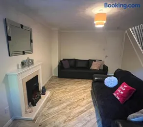 Spacious 3 Bed home situated in a beautiful area - SLEEPS 8 - Image 2