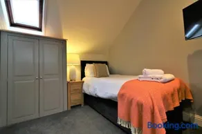 Signature - Linden Cottage Room 4 - Image 2