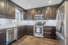 5 Bedroom House, Backyard, Free Parking, Eaton Center! - Image 2