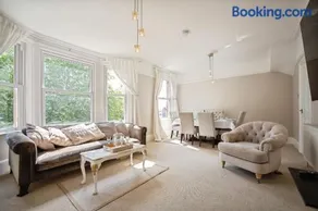 Large Victorian Apartment With High Speed Wifi 350mbps - Image 2