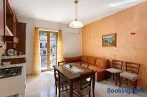 Ce Tour - Nonni's Lemon House - Image 2