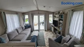 Stunning 2 bed Luxury Caravan at Hoburne Devon Bay, with Hot Tub and sea view - Image 2